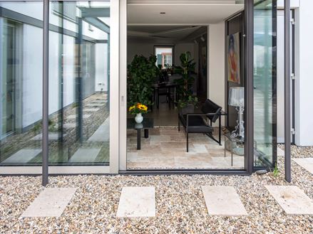 Uitzicht vanaf het travertin Rustiek terras in een stijlvolle serre