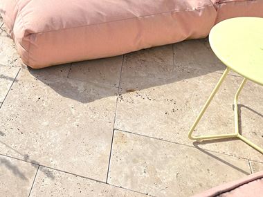 Klantenfoto: Middelhoge tuintegels, getrommeld, Romeins verband, gelegd op terras, foto van traptreden met bloembedden links en rechts