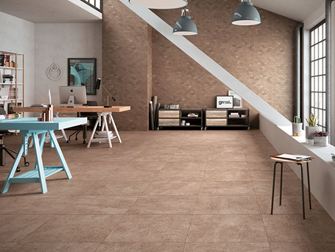 Kamer in een moderne loft met beige porcellanato tegels