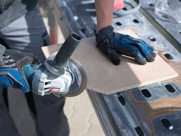 Tegels van keramische tegels worden gesneden