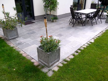 Klantenfoto: Kavalas kwartsiet platen, gezaagd en gespleten, gelegd op terras, zicht op een hoek