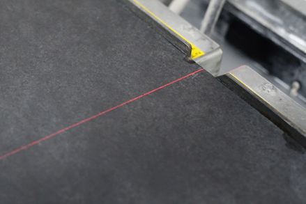 Een infraroodlaser geeft de exacte randlengte aan tijdens het snijden