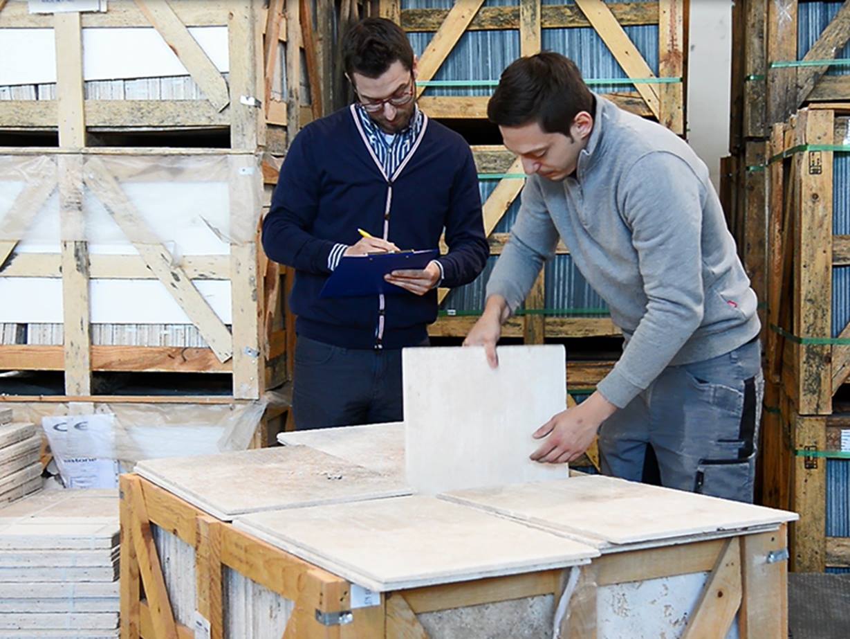 Twee medewerkers van stonenaturelle controleren de kwaliteit van de goederen