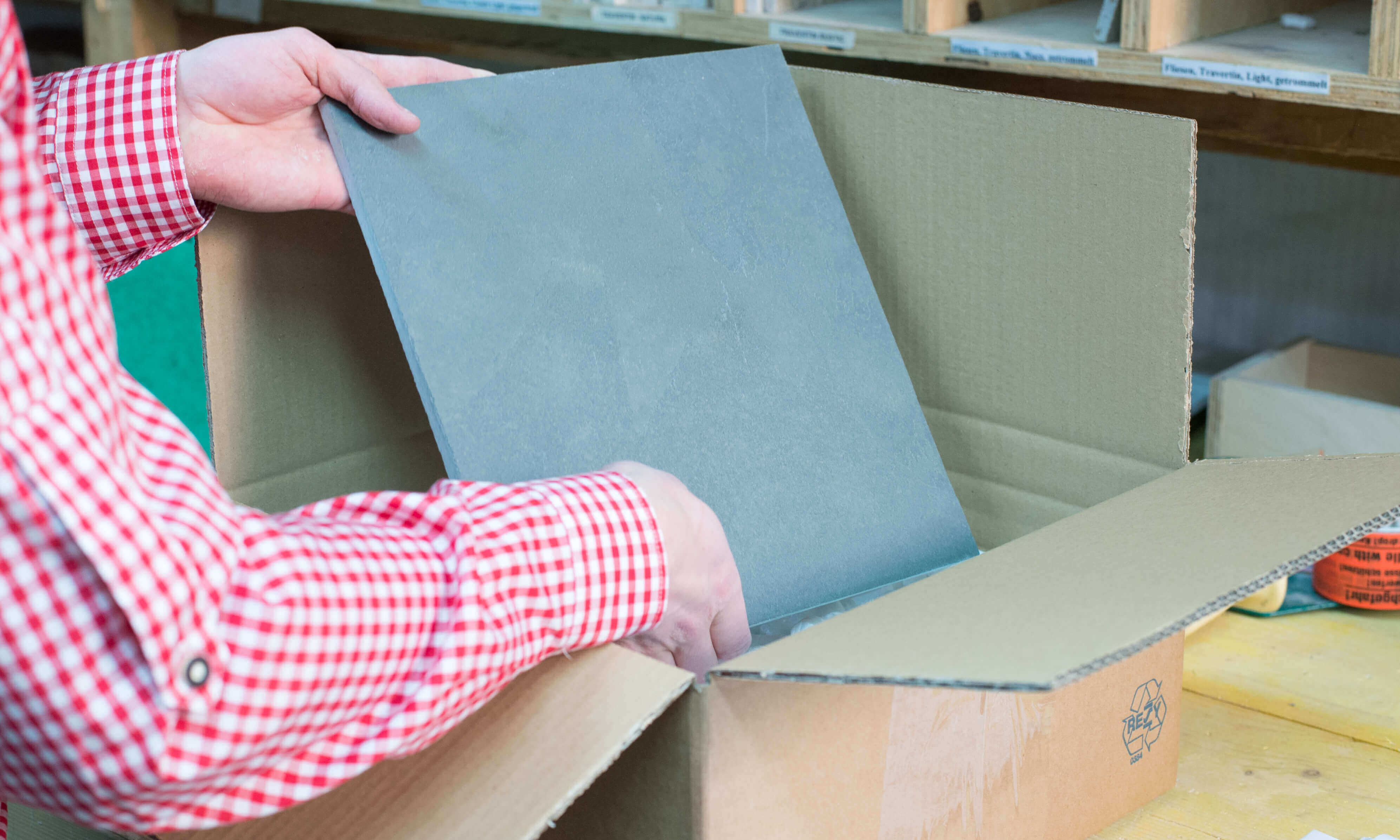 Monstertegel wordt in een verpakking geplaatst