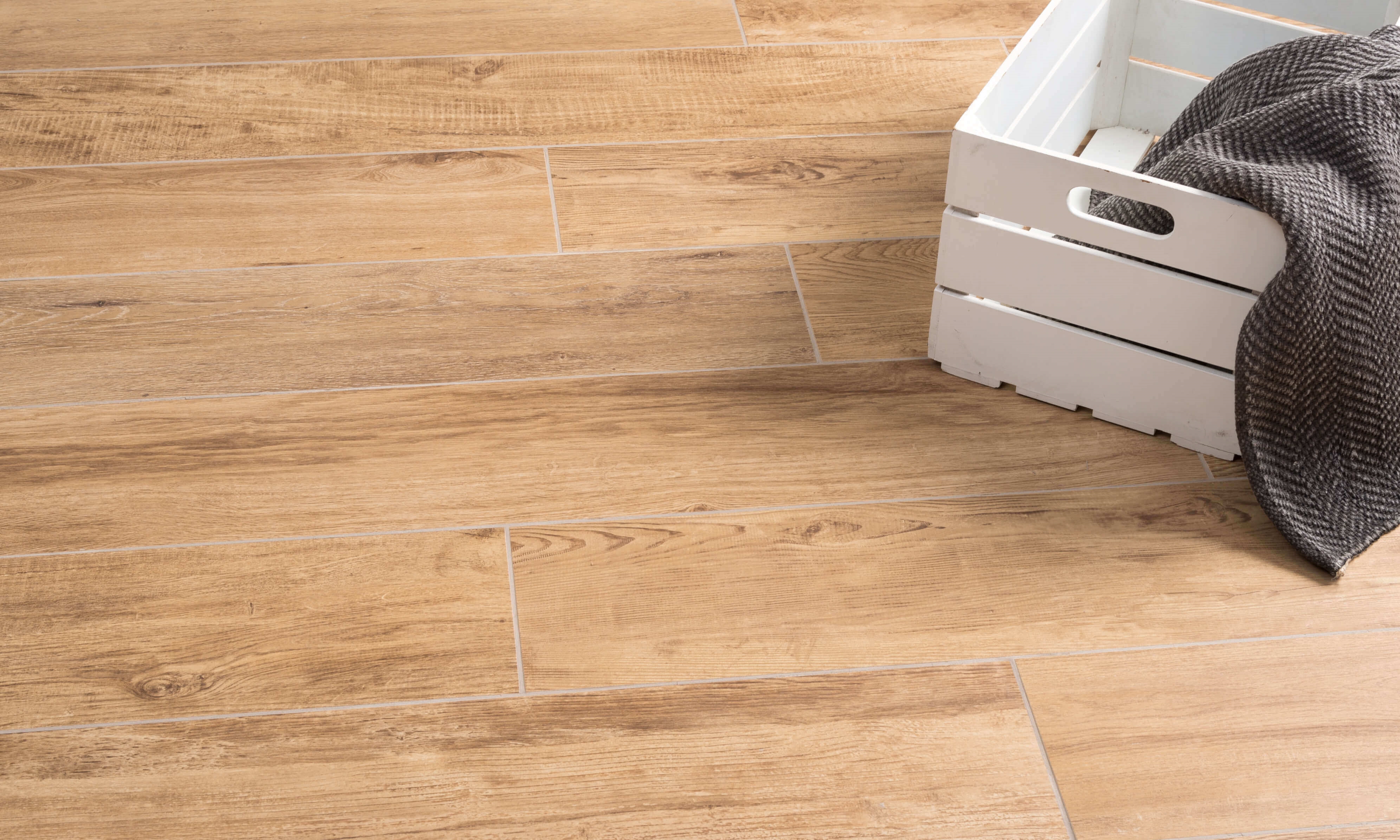 Witte krat op vloer met houtlook porcellanato tegels