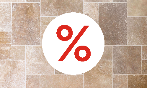 Bruin-beige travertin tegels van boven met verkoopbordje erop