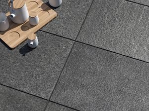 Moderne look in donkere kleuren - Takeda basalt terrasplaat Terrasplaat basalt Takeda van boven met decoratie