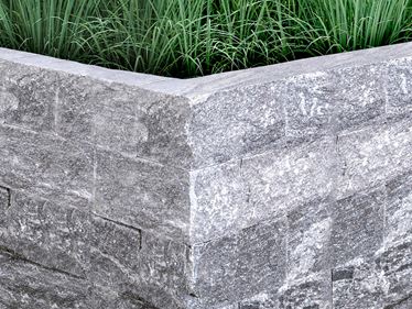 Muurbekleding Gneiss Urban Grey Line met gras