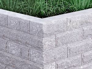 Muurbekleding graniet Silver Rustica met gras
