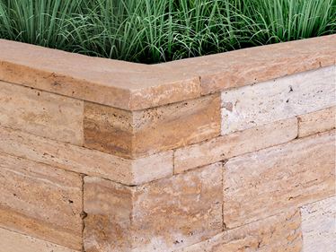 Muurbekleding travertin goud met gras