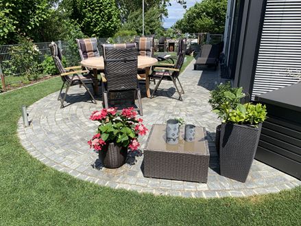 Bestrating Gneiss Urban Grey Line in groen met bloemen