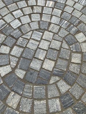 Urban Grey Line gneis bestrating in een cirkel gelegd