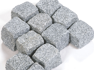 Rustiek effect: Graniet Silver Rustica bestrating, aan alle zijden gespleten Granieten bestrating Silver Rustica 9x9x9cm