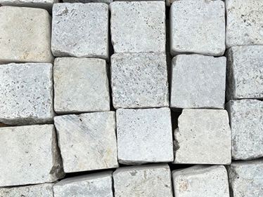 Detail_straatsteen_travertijn_Silver_Palette