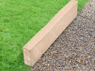 Gazonranden Zandsteen Geel Mint met gras en grind