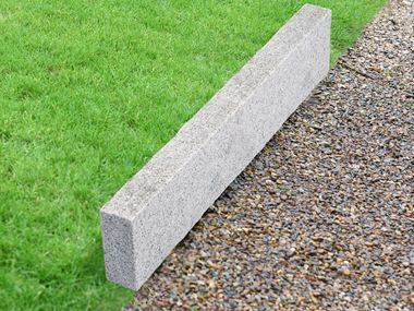 Lichtgrijs met typische granietstructuur: Silver Classico Graniet Silver Classico gazonrand met gazon en grind