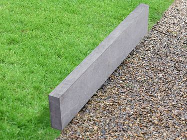 Lago kalkstenen graskant met gazon en grind