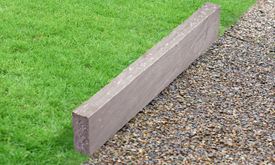 Rustieke en natuurlijke zandsteenlook Gazonranden zandsteen Kandla Grey met graszoden en grind