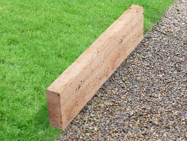 Gazonranden travertin goud met graszoden en grind