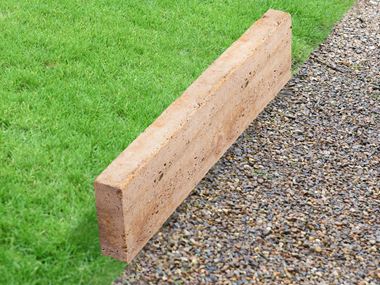 Gazonranden travertin goud met graszoden en grind