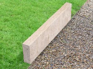 Gazonranden Travertin Medium Select met graszoden en grind