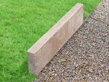 Gazonranden travertin Noce met gazon en grind