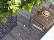 Uitzicht in vogelvlucht op granieten terras met houten balkons