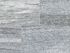 Patronen van donkergrijze tinten tot wit. Close-up van grijze Urban Grey Line granieten platen