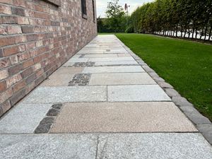 Prachtige, natuurlijke kleurvariaties van de Girona Antique granieten platen Girona Antiekpad vlakbij het huis