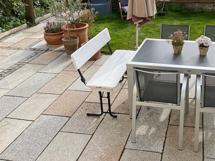 Graniet_patio_vloer_Girona_Antiek_zitje_groep_tuin_zicht