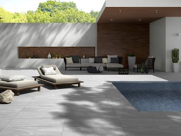 De prachtige lichtgrijze tot zilverkleurige steenlook Mountain Silver maakt van je terras een blikvanger.