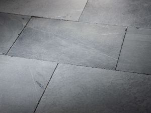 Hardsteen: blauwe glans afhankelijk van het licht Platen van hardsteen met getrommeld oppervlak