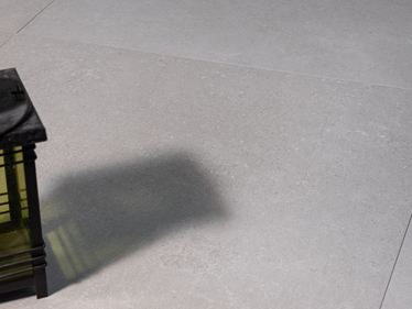 Steenlook tegels Sevilla Pearl in zachtgrijs met lantaarn