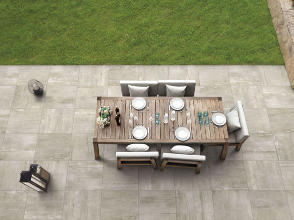 Beige-kleurige betonlook Betonzandpanelen met terras, tafel en stoelen