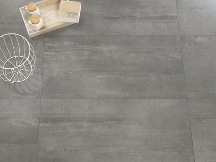 Donkergrijze platen in betonlook met dienblad en metalen korf