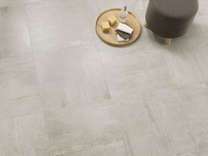 Stenen vloeren met een moderne look: Betonsteen Betonlook platen met krukje, dienblad en zeepje