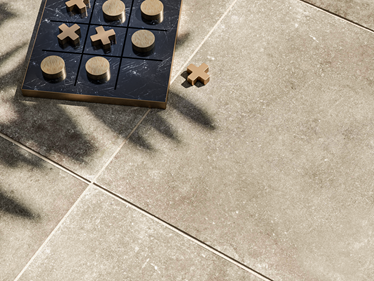 Bovenaanzicht: betonlook terras Roma met speelruimte en schaduw