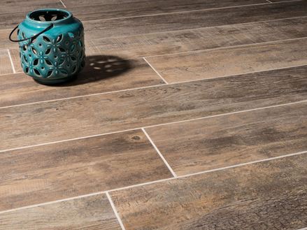 Indie Nova panelen met houteffect en lantaarn