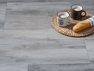 Lichtbeige Canada Lake platen met houtlook, stokbrood en koffiekopjes