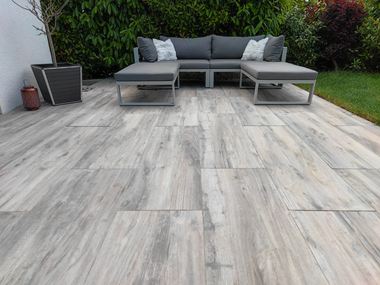 Terrastegels van keramische tegels in houtlook Canada Lake met ligstoelen