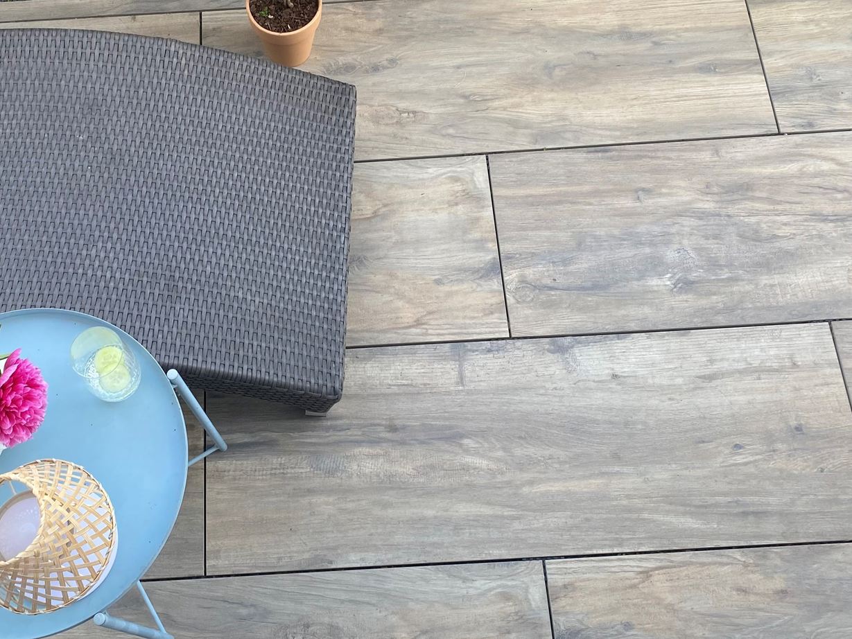 Ingezonden door de klant: Moderne en natuurlijke look Houtlook keramische tegels terras Canada Lodge met ligstoel en tafel
