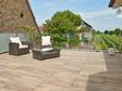 Terras met houtlook en een wijngaard op de achtergrond