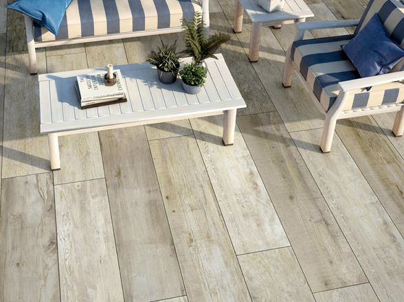 Terras met wit tuinmeubilair en panelen met houteffect van bovenaf gefotografeerd