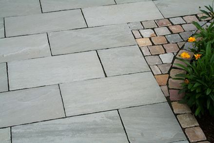 Grijze zandsteen Kandla Grey met rand aan de bedding