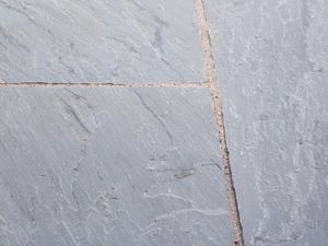 Homogenes Grau und natürliche Haptik Grijze zandsteenplaat Kandla Grey close-up