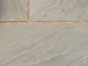 Gewoon mooi: natuurgespleten oppervlak van de Kandla Grey platen Zandsteenplaten Kandla Grey close-up