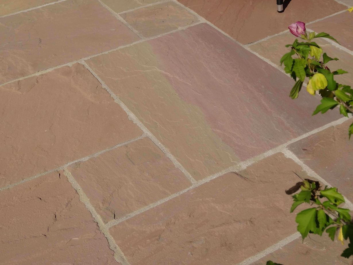 Warme Atmosphäre mit Sandsteinplatten Zandsteenplaat Modak totaalbeeld met planten