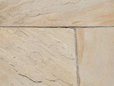 Close-up van beige zandsteen Gele munt