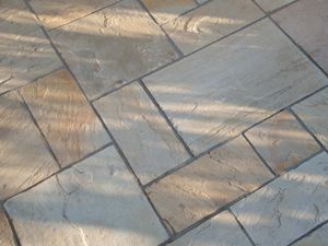 Lichtgekleurde platen zandsteen in Romeins verband van bovenaf gefotografeerd