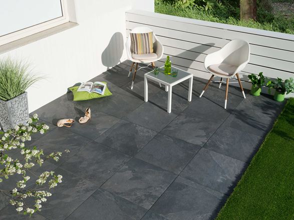 Vogelvlucht van het terras met moderne meubels en donkergrijze platen